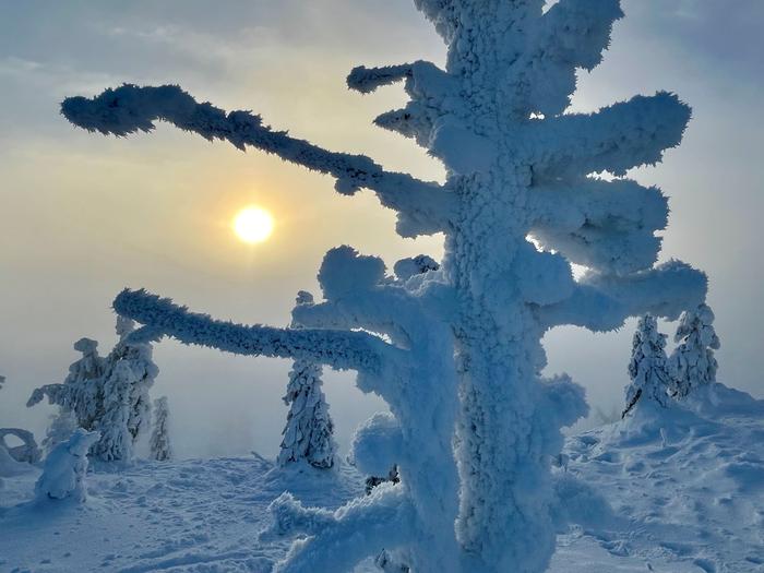 Tykkylumi ja aurinko Tykkylumi ja aurinko.