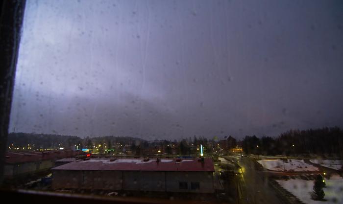 Huhtikuun ukkonen Huhtikuun ukkonen.