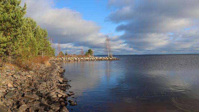 Upea syyspäivä Oulujärvellä Poutaista syyssäätä Oulujärven rannalla.