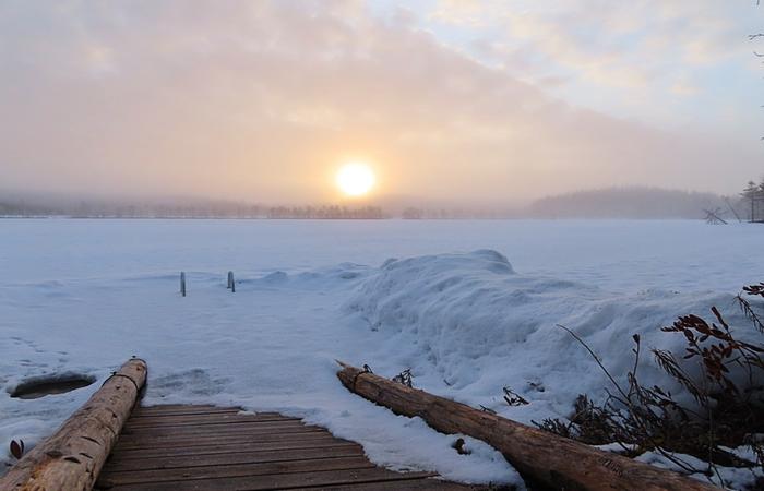 Utua ja lunta Lämmin ilma tuo tullessaan myös kosteutta, joka voi tiivistyä sumuksi tai uduksi.