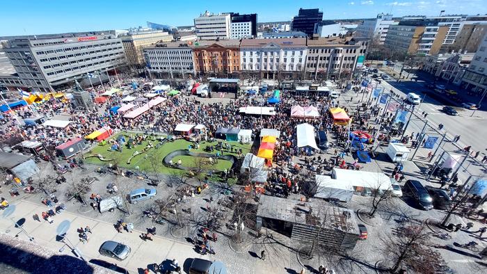 Vappu Aurinkoinen vapputori Vaasassa.