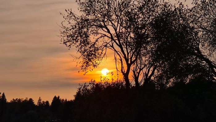Auringonlasku pilviverhon takana Etelä-Suomessa oli enimmäkseen pilvistä.