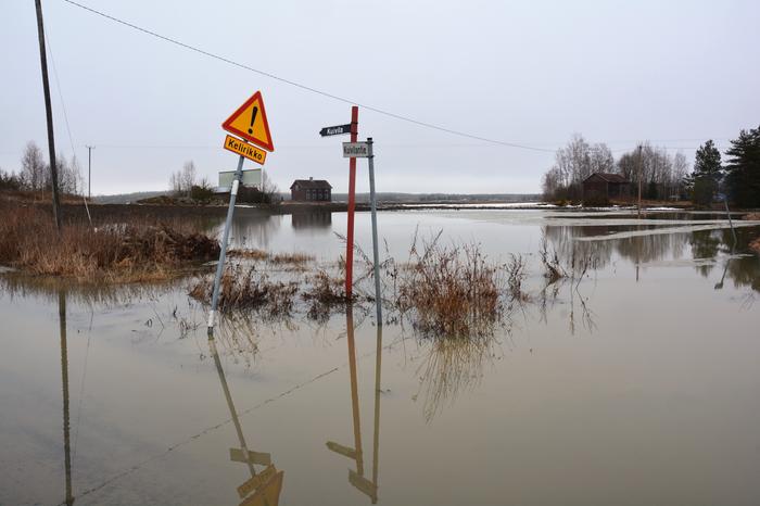 Vesi nousee pelloille Vesi nousee pelloille.