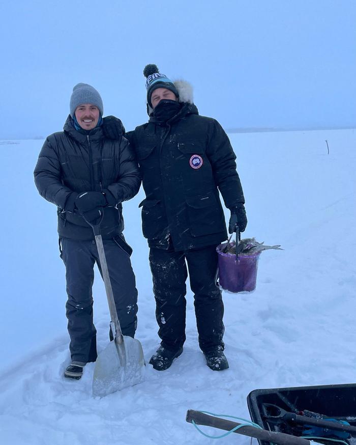 Jasper Pääkkönen Talvikalassa Lapissa Vikings-kollega Travis Fimmelin kanssa.