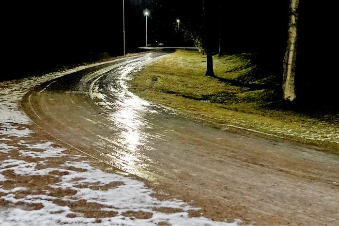 Kuvassa näkyy mustaa jäätä.