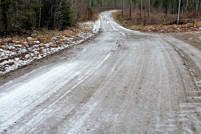 Jäisiä tienpintoja lauhan jakson päätteeksi.