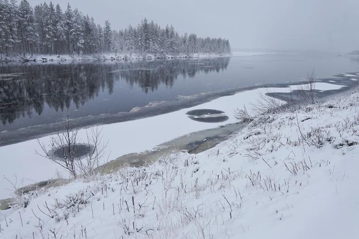 Jäätyminen alkaa joen tai järven reunoilta.