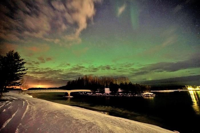 Pilviä ja revontulia Oulujoella Vaalassa yöllä 30.–31.3.2022.