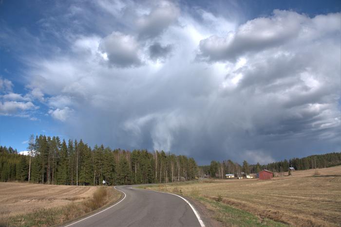 Toukokuinen kuuropilvi Heinolassa.