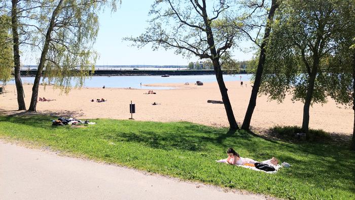 Auringosta nautitaan toukokuussa. Auringonpalvojia toukokuun lämpimänä päivänä Vaasassa.