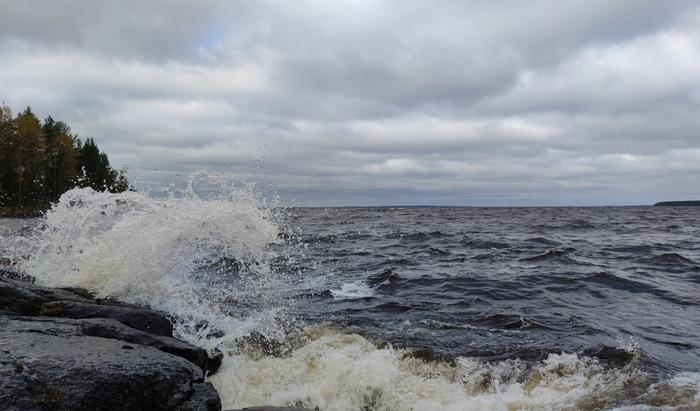 Laajoilla järvialueilla myös aallot voivat kasvaa kovalla tuulella.