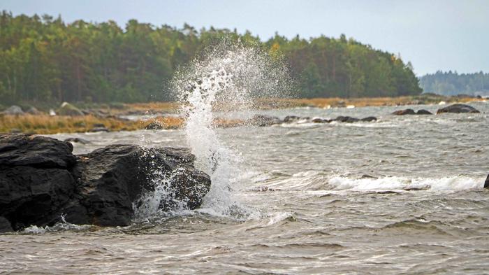 Aalto lyö kiveen tuulisella säällä Tuulinen sää jatkuu lähipäivinä.
