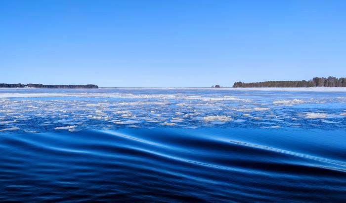 Aaltoja ja jäätä Keväistä matkantekoa Oulujärven yli Alasalmen lossilla.