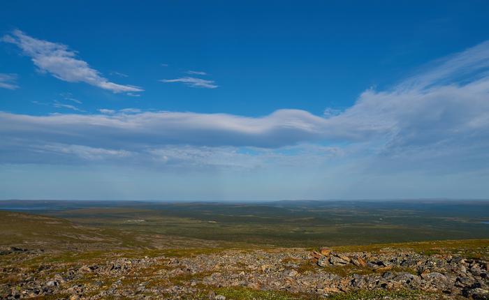 Lämmin kesäpäivä tunturin laella.