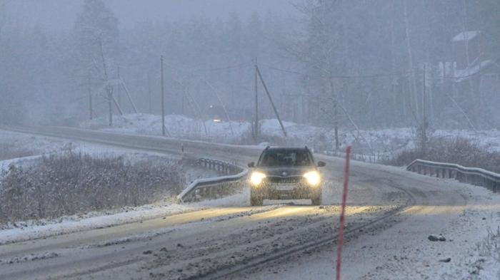 Ajokeli ja loska Tielle kertyvä loska heikentää ajokeliä selvästi.