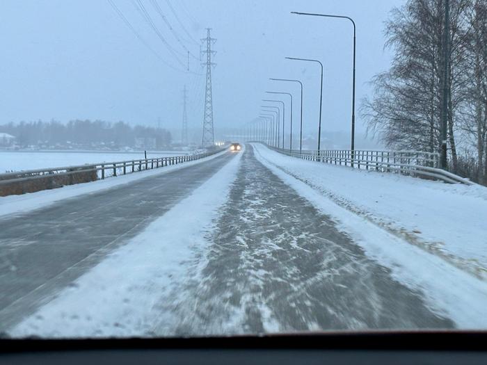 Lumipyry heikentää ajokeliä sekä tuulen pöllyttämän että tielle kertyvän lumen kautta.