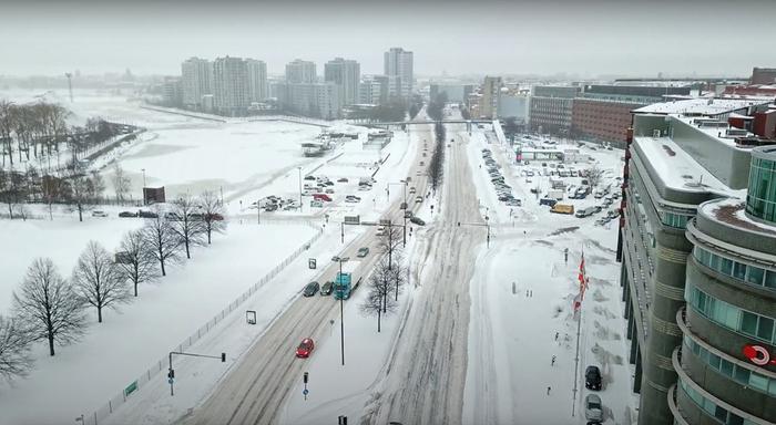 Lauhtumisen yhteydessä tien pinnoille muodostui kuuraa.