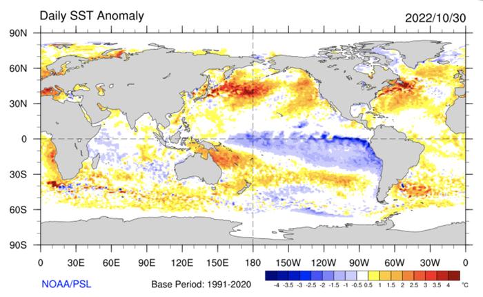 Pintaveden lämpötila on nyt laajalti tavanomaista korkeampi Euroopassa, Japanin itäpuolella sekä Yhdysvaltojen itäpuolella. La Niña -ilmiön vaikutus puolestaan näkyy tavanomaista viileämpänä merivetenä Tyynellä valtamerellä tropiikissa.