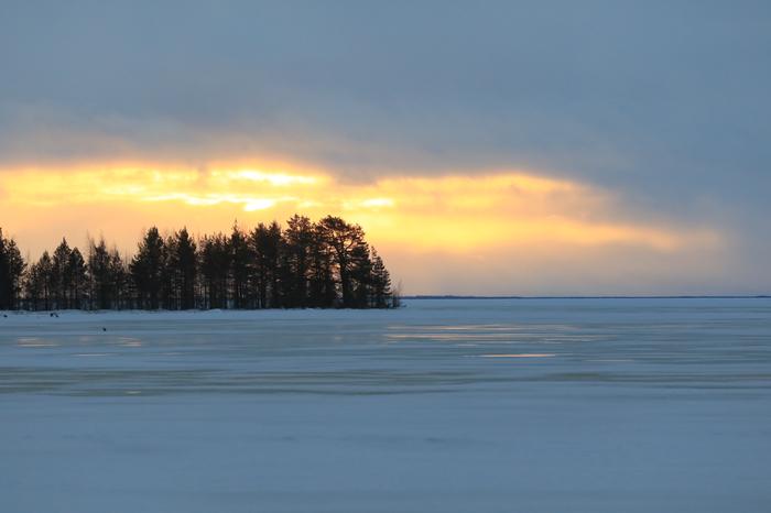 Auringon pilkahdus Oulujärvellä.