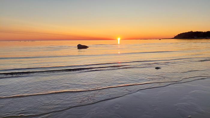Laskeva aurinko saa taivaan punertamaan Auringonlaskun aikaan horisontti maalautuu upeilla väreillä.