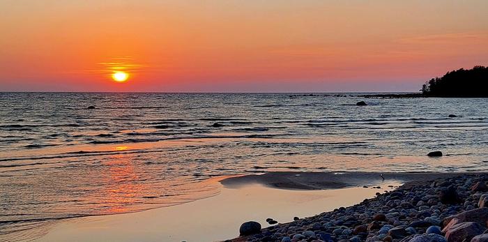 Syyskuun hellepäivän auringonlasku Syyskuussa pimeys laskeutuu jo aiemmin, mutta päivälämpötilat ovat olleet erikoisen lämpimiä, jopa helteisiä