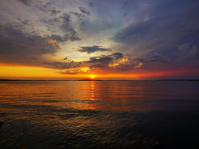 Auringonlaskun aikaan taivas hehkuu usein erilaisissa sinisen, punaisen ja keltaisen sävyissä.
