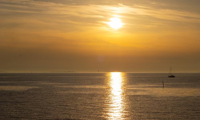 Auringonlasku Meren rannalla loppukesän lämpö jatkuu usein pitkään.