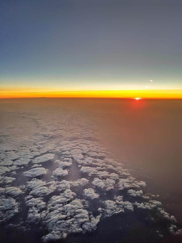 Auringonlasku pilvien yläpuolella. Viime viikkojen liikenne- ja lentorajoitukset ovat vähentäneet ilmakehän typpidioksidipitoisuuksia.