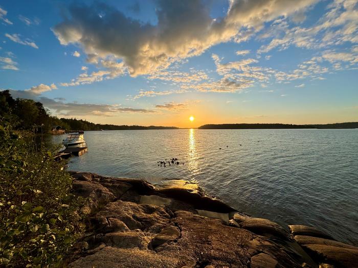 Auringonnousu saaristossa.