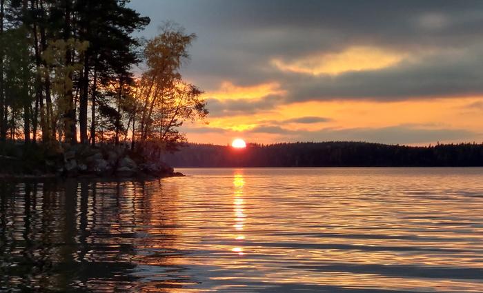 Lokakuussa pilvillä on pimeään vuorokaudenaikaan suuri merkitys lämpötiloihin: selkeällä säällä kylmenee ja pilvipeitteen alla on lauhaa.