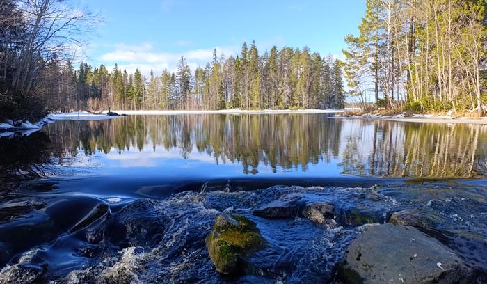 Sulamisvedet täyttävät uomat keväällä.
