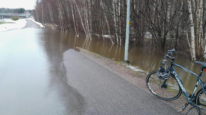 Vesi tulvi kevyen liikenteen väylälle Espoossa kehä kakkosen varrella tammikuussa 2023.