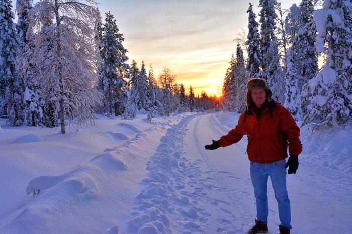 Forecan meteorologi Markus Mäntykannas talvisessa säässä lumikinosten keskellä.