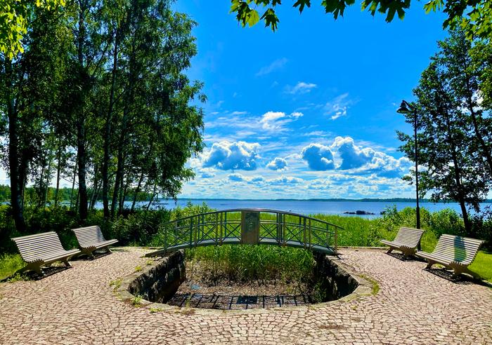 Sateet ja ukkoset näyttäisivät vähitellen vähenevän ja Suomea kohden on puskemassa korkeapaineen alue. Sää muuttunee poutaisemmaksi ja aurinkoisemmaksi.