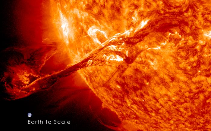 Aurinko sinkoaa avaruuteen kaasupilviä, joita kutsutaan koronan massapurkauksiksi. Kuvassa on maapallo samassa mittakaavassa.