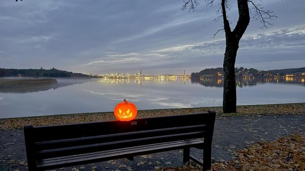 Pyhäinpäivää ja halloweenia vietetään pääosin pilvipoutaisessa säässä