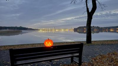 Pyhäinpäivää ja halloweenia vietetään pääosin pilvipoutaisessa säässä