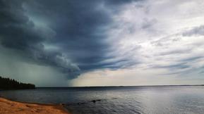 Loppuviikon sääkamppailu käydään Suomen yllä: Osuuko kohdallesi aurinkoa vai sateita?