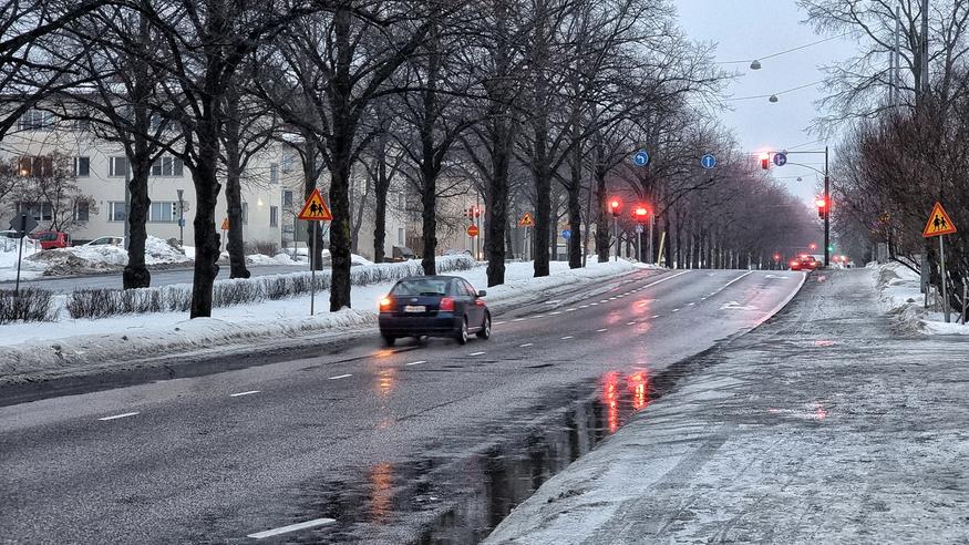 Pääsiäisen paluuliikenne sadesäässä - loppuviikolla aurinkoista