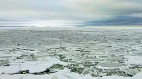 Jää on sisävesillä laajalti tavanomaista ohuempaa – kevätaurinko ja lauha sää alkavat haurastuttaa jäitä