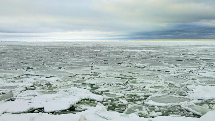 Jää on sisävesillä laajalti tavanomaista ohuempaa – kevätaurinko ja lauha sää alkavat haurastuttaa jäitä