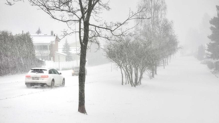 Lumipyry leviää kaakosta: Lumikertymät jopa 10–15 senttimetriä, tuuli puuskaista – ”Huonoa ajokeliä laajoilla alueilla”