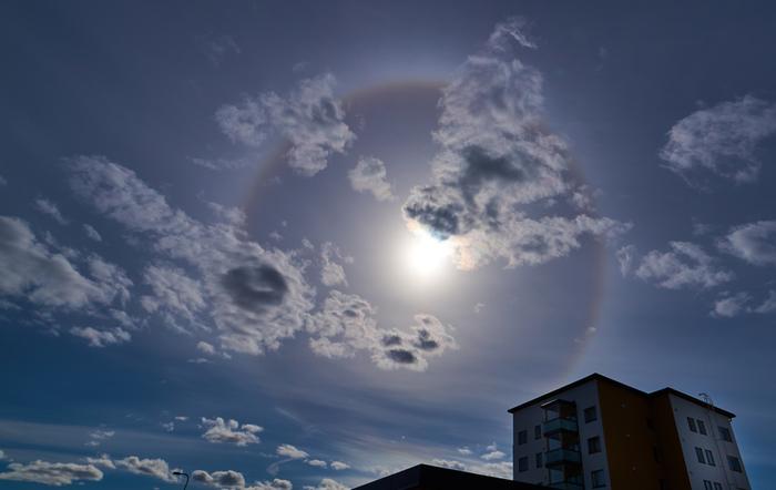 Haloilmiö ilmestyi auringon ympärille.