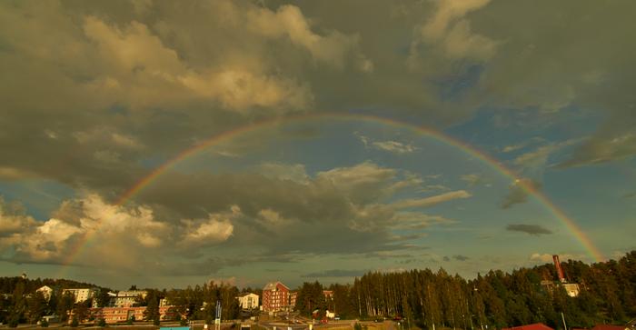 Komea sateenkaari Laukaassa.