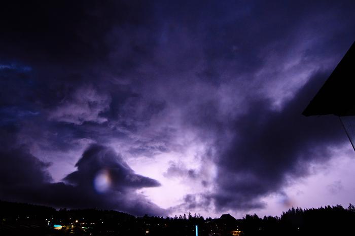 Syyskuinen synkkä taivas Synkkä taivas toi ukkosia ja sateita syyskuussa 2025 Laukaaseen.