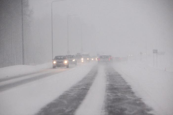 Lumisade ja pöllyävä lumi heikensivät ajokeliä Seinäjoen ja Lapuan välillä 16. helmikuuta 2024.