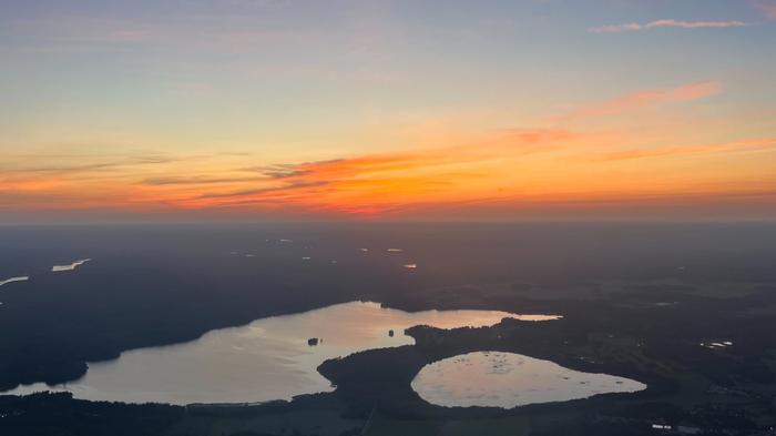 Kesäisen korkeapainesään auringonlasku.