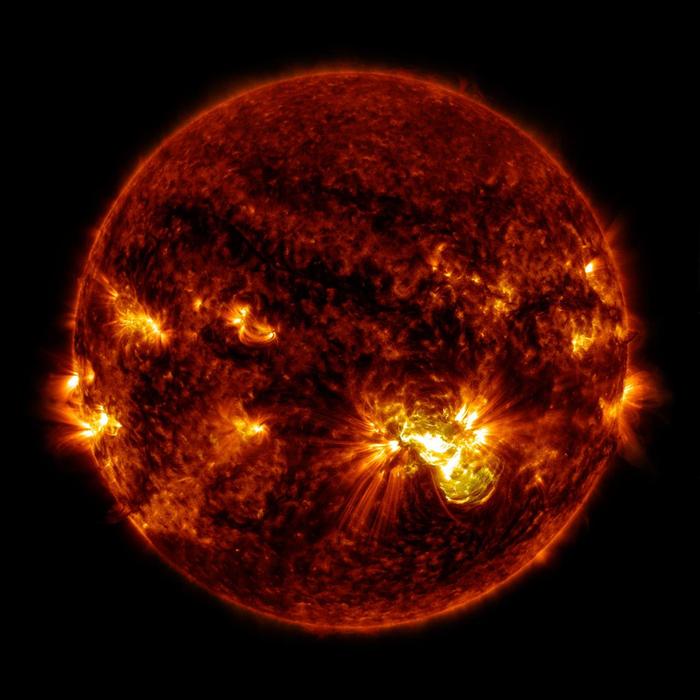 Auringon roihupurkaus liittuu auringonpilkkujen magneettisesti aktiiviseen alueeseen.