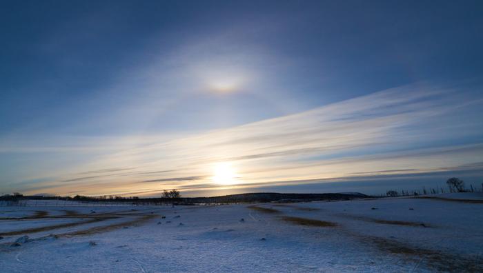 Haloilmiöitä ja yläpilviä Karigasniemellä.