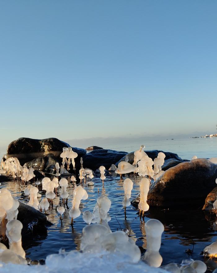 Jäätä voi kertyä erikoisiinkin paikkoihin muodostaen hienoja taideteoksia.